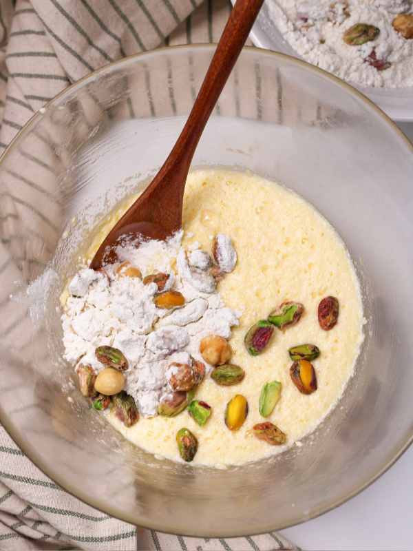 Combine-wet-and-dry-ingredients