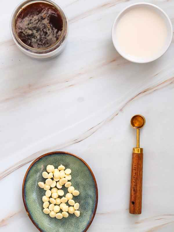 Homemade-White-Chocolate-Syrup-Ingredients