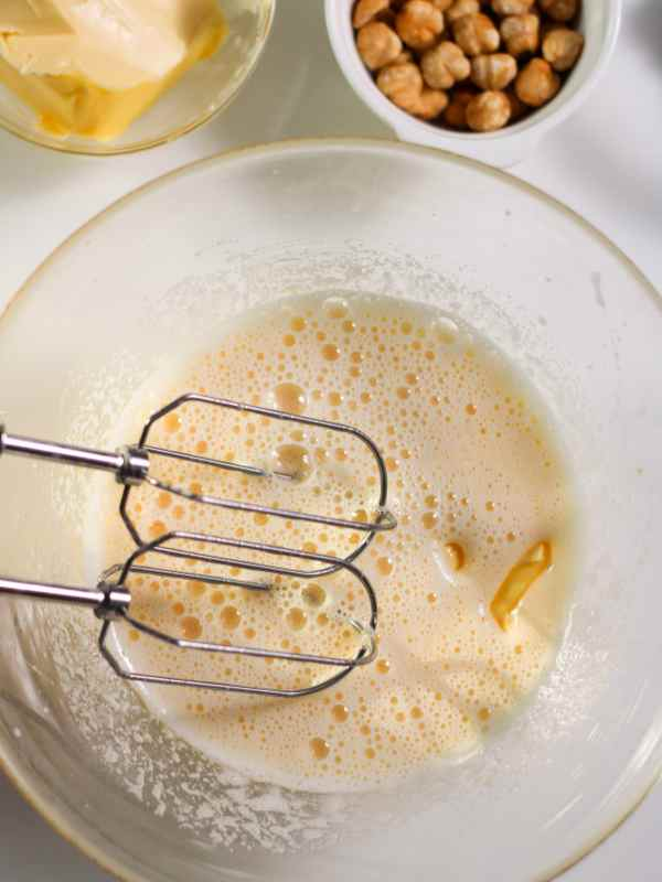 Mix-sugar-eggs-and-butter