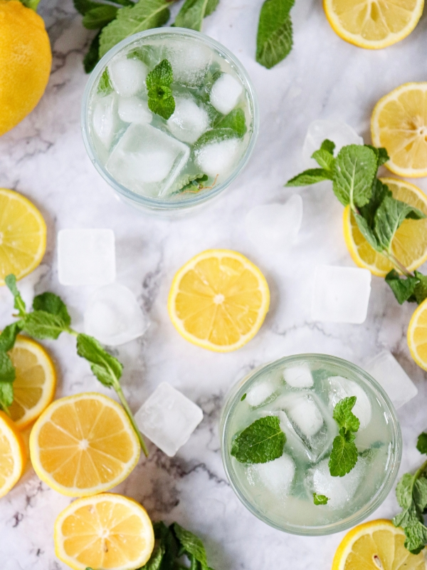 Pour-the-Lemon-mint-mixture-over-the-ice-cubes