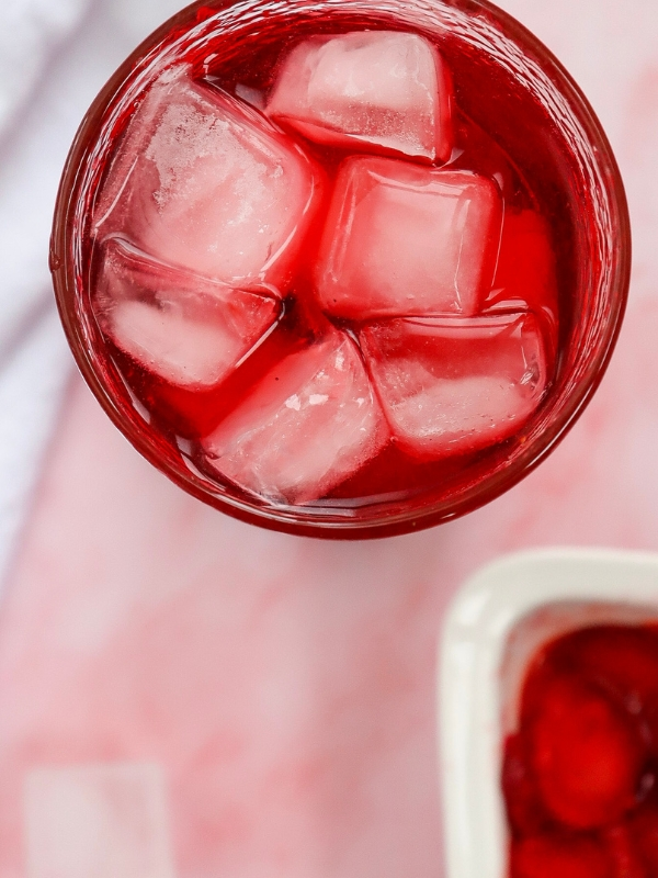 Serve-the-drink-with-a-straw