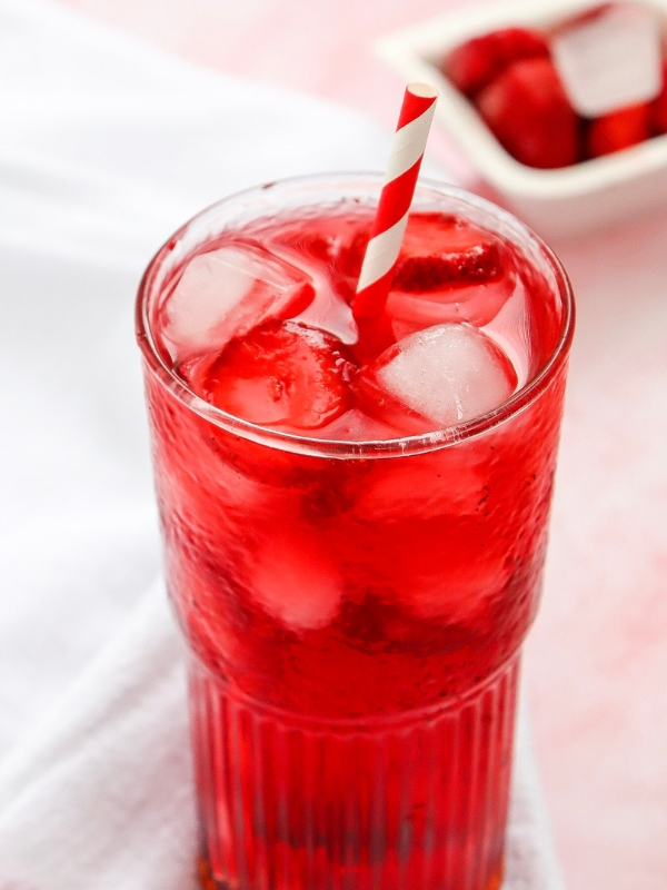 Serving-a-Strawberry-Acai-Refresher