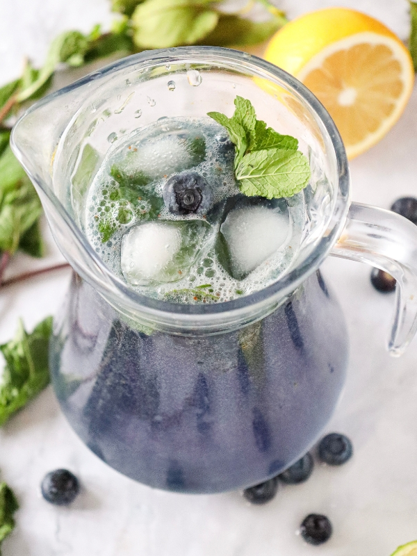 add-ice-cubes-and-sparking-water