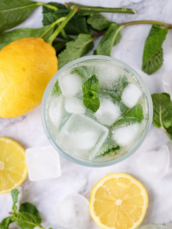 Two-glasses-of-Mojito-Lemon-Mocktail
