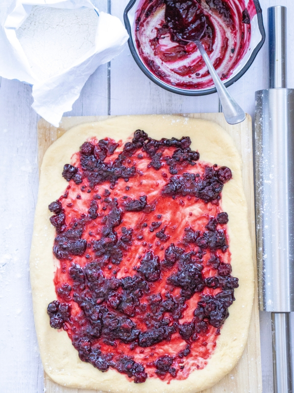 Spread-the-cooled-blackberry-mixture