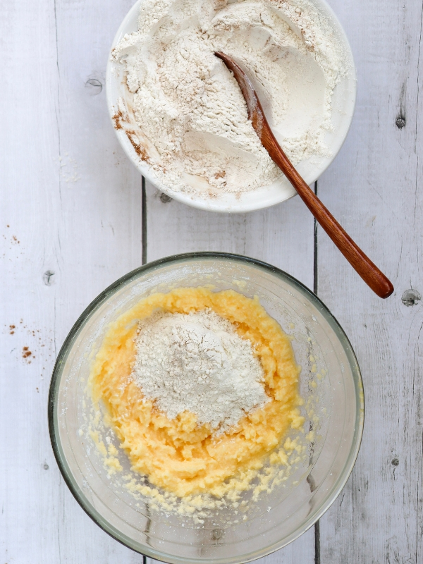 Mix-Wet-and-Dry-Ingredients