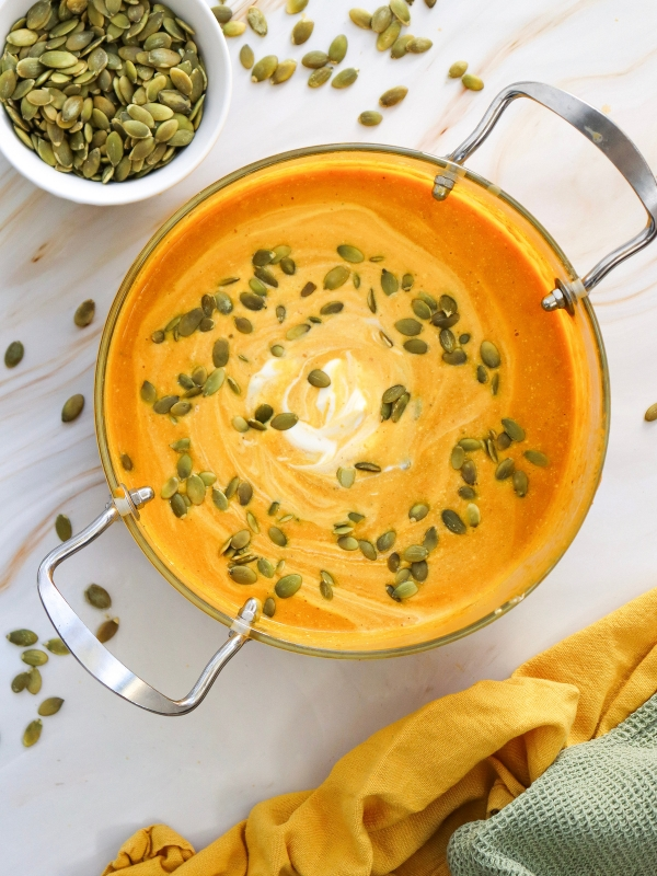 Ladle-the-soup-into-bowls