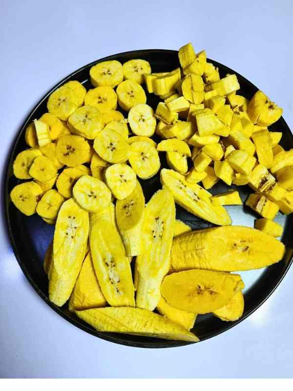 Peel-and-Slice-the-Plantains