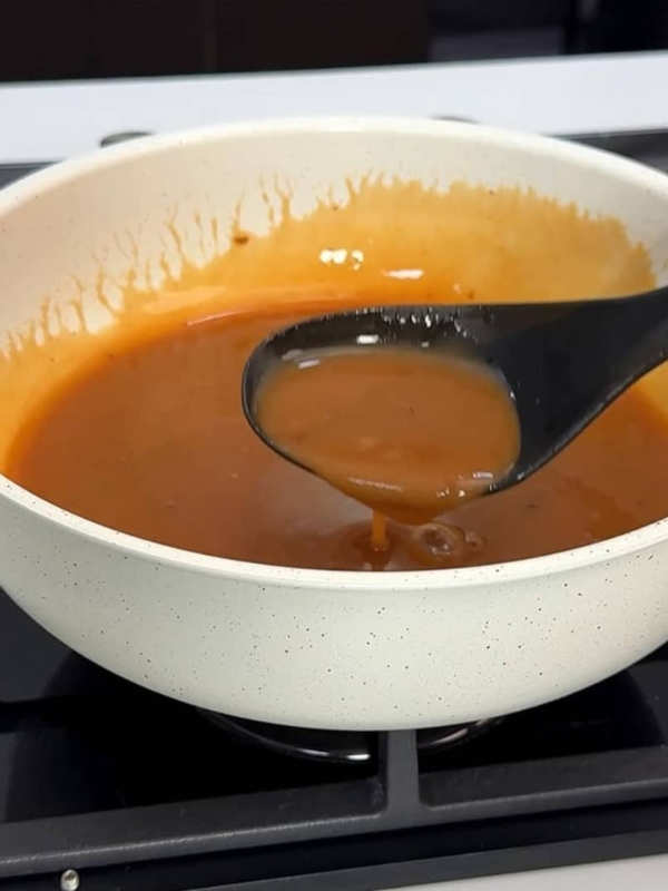 pour-the-sauce-in-the-pot-and-stir